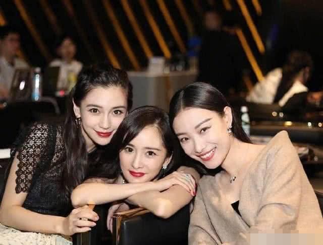 倪妮穿吊带黑礼服气质优雅，和杨幂Baby玩自拍尽显高级脸