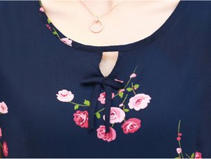 49岁老婆上班这样穿，高雅冷淡裙+高跟鞋，高挑减龄，真好看