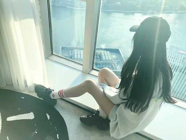 鞠婧祎现身机场，红色卫衣成焦点，网友:和杨幂比起来腿太短了!