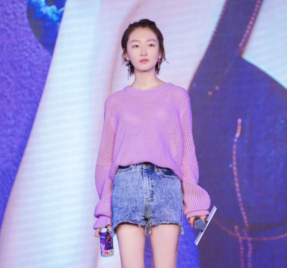 周冬雨穿短裤亮相，你只关注她的美腿？她的耳环才是最大亮点！