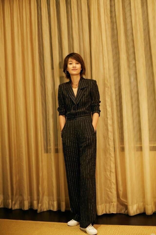 马伊琍扎马尾不好看？换回短发，穿上连体阔腿裤，简直又帅又美