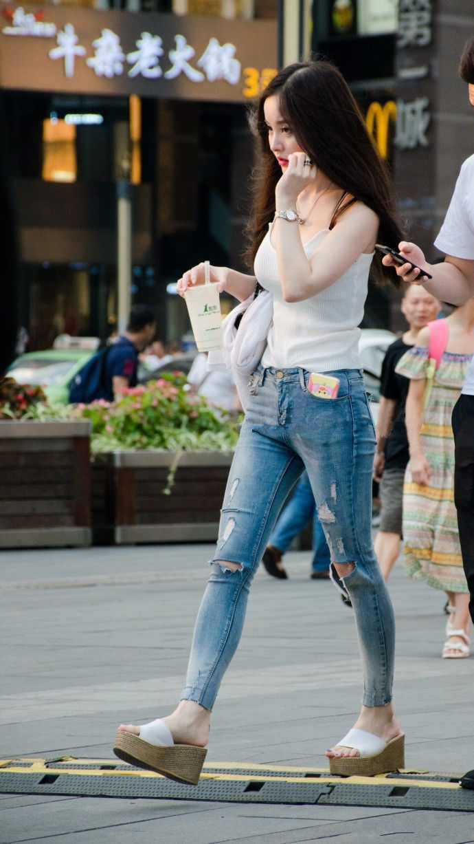 成都街拍，清新时尚的牛仔裤美女，尽显成熟女人味，让人一眼难忘