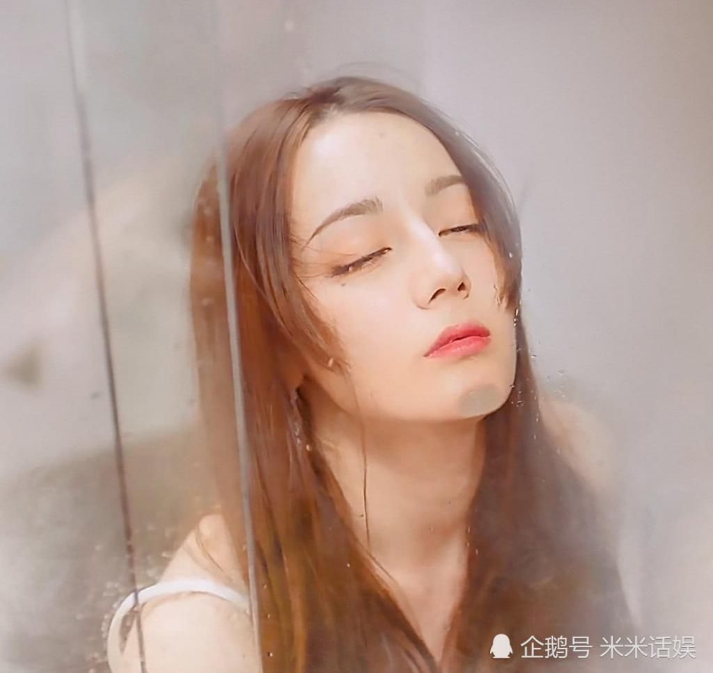 『醉酒』热巴的“醉酒照”彻底火了,抬起头的一瞬间,哪个男主不心动?