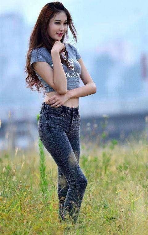 现在年轻女性喜欢穿紧身牛仔短裤及背心，露出标志的小蛮腰!