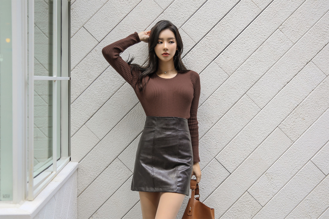 路人街拍：“美蛇腰”小姐姐，低腰破洞牛仔裤凸显高端大气上档次