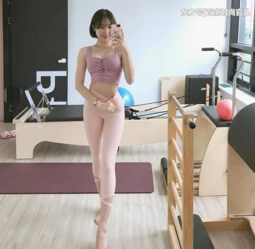 优雅漂亮的打底裤小姐姐，减龄有活力，彰显女神范！