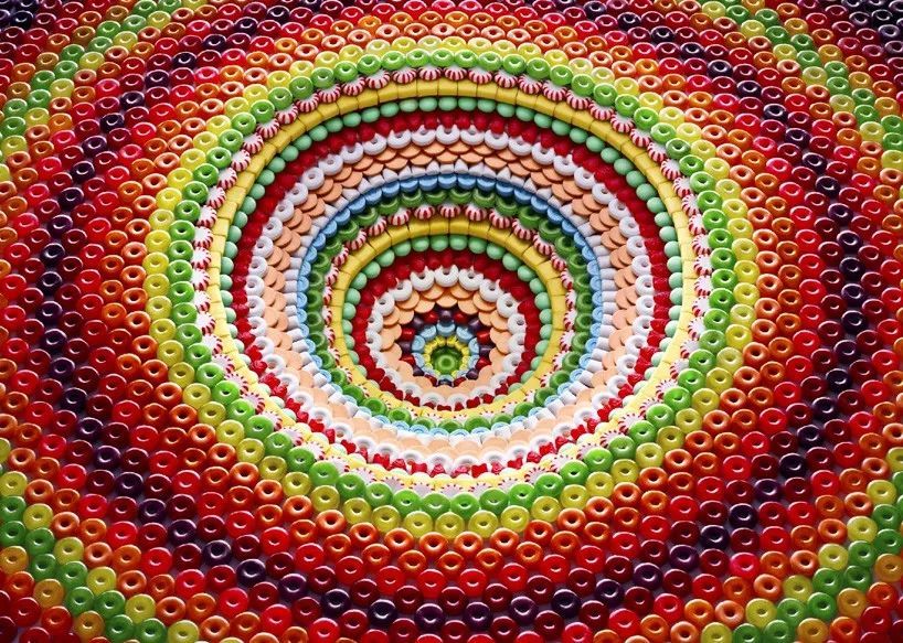 【设计师】物体排列之美，这个摄影师用大量食物堆成建筑，看起来