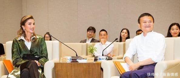 约旦王后到访杭州，两套衣服尽显高贵优雅，与马云一起看锦鲤