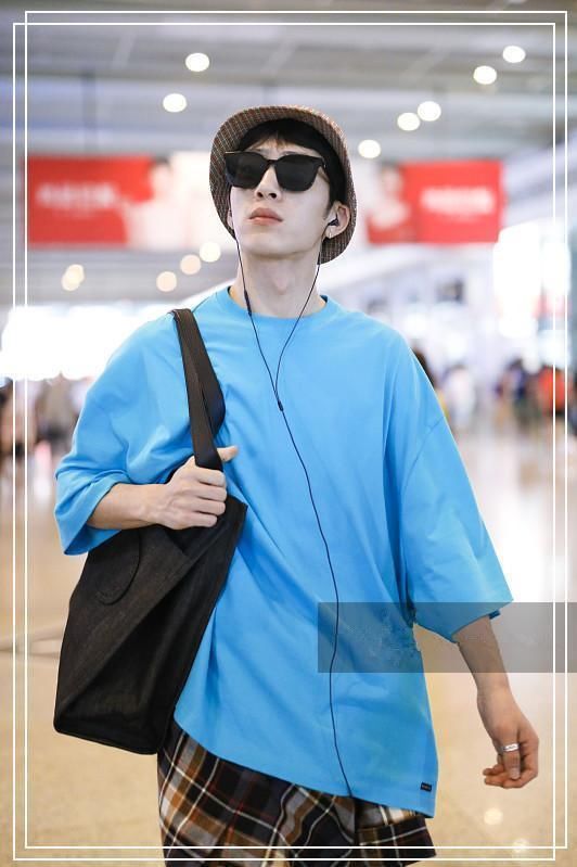 井柏然现身机场，大T配格裙时髦到飞起，可看到手上的戒指心碎了