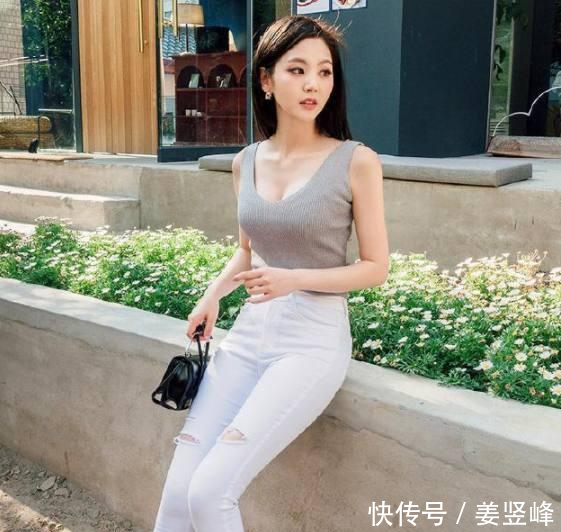 街拍，身材高挑的小姐姐穿修身连衣裙，身材更显完美，气质优雅