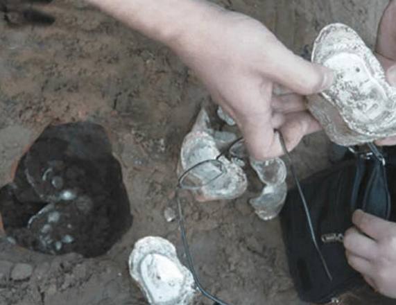 农村男子盖新房无意挖出旧坛子,打开第二个时候,大家都眼红了！