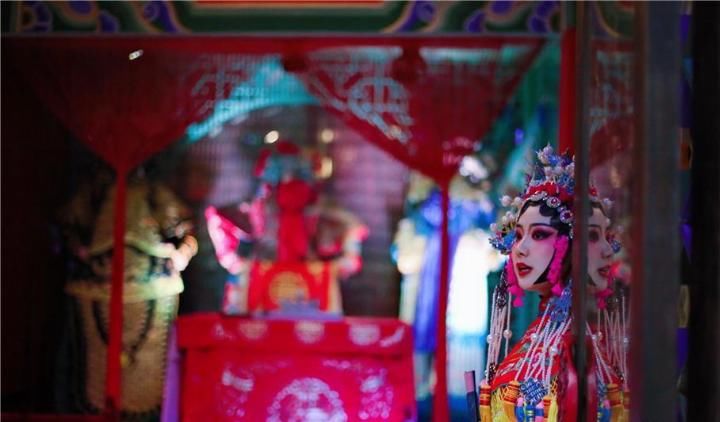 中国巨婴式游客的中国式旅游, 人人一个大单反, 外国游客只拿手机