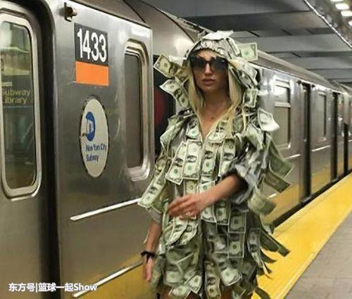 美国美女将钞票绑在身上当裙子穿，男子用这方法将裙子“脱干净”