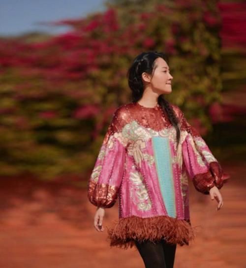 【 身穿】身穿民族元素服饰，一颦一笑像个小姑娘！，许晴出游照曝光
