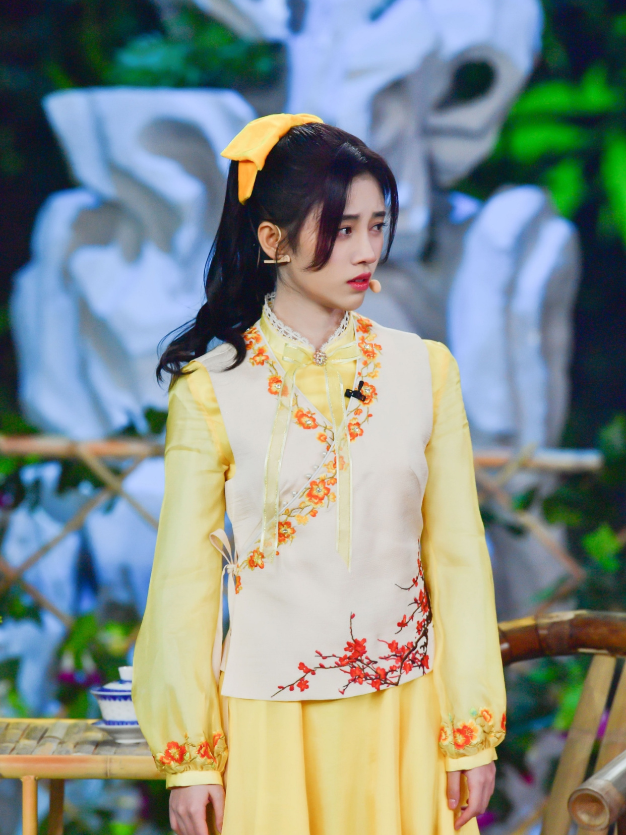 「蝴蝶结」168cm戚薇和159cm鞠婧祎,双双挑战蝴蝶结造型,结了婚就是不一样