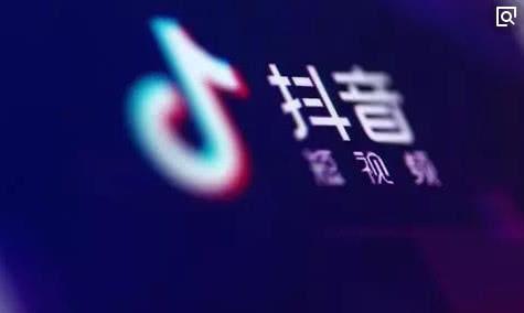 “钢铁肥宅”学化妆,几分钟后变身,这是开了美颜滤镜的区别?