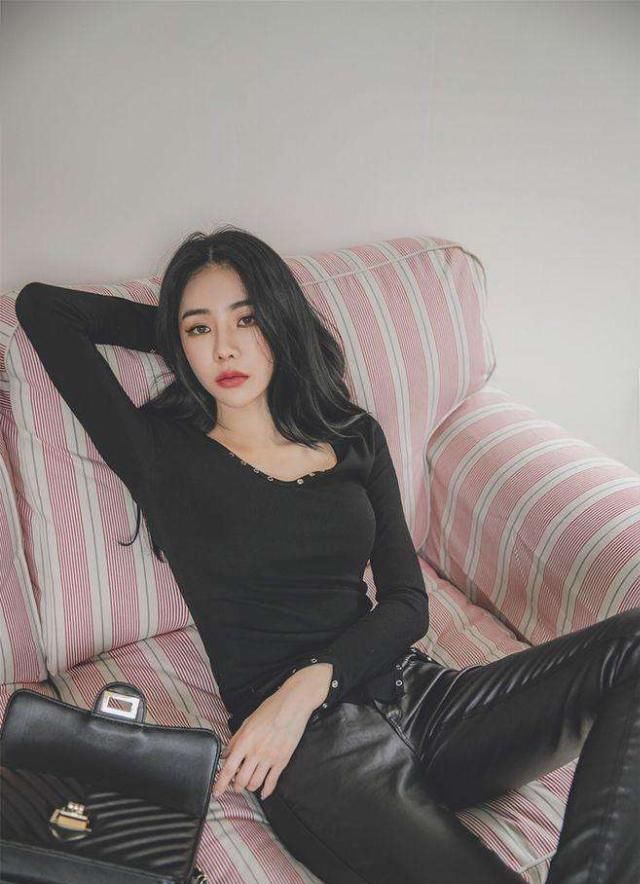  『美女』打底裤美女尽显随性风，时尚气息沁人心脾
