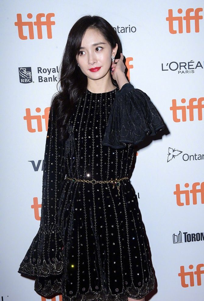 离开精修的杨幂，满脸油光大红唇老态尽显，右脸松弛比左脸大一圈