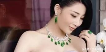  『气质』30上下的女人想要有气质，戴什么翡翠好？一定要选它！
