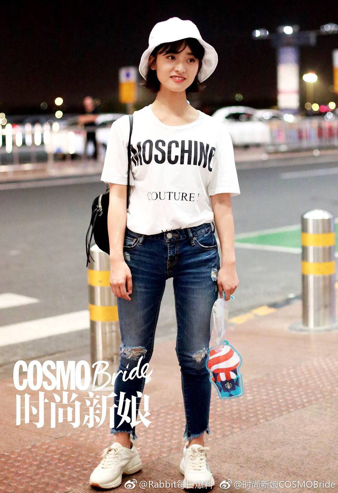 吴昕少女风穿搭现身机场，网友：这是沈月？