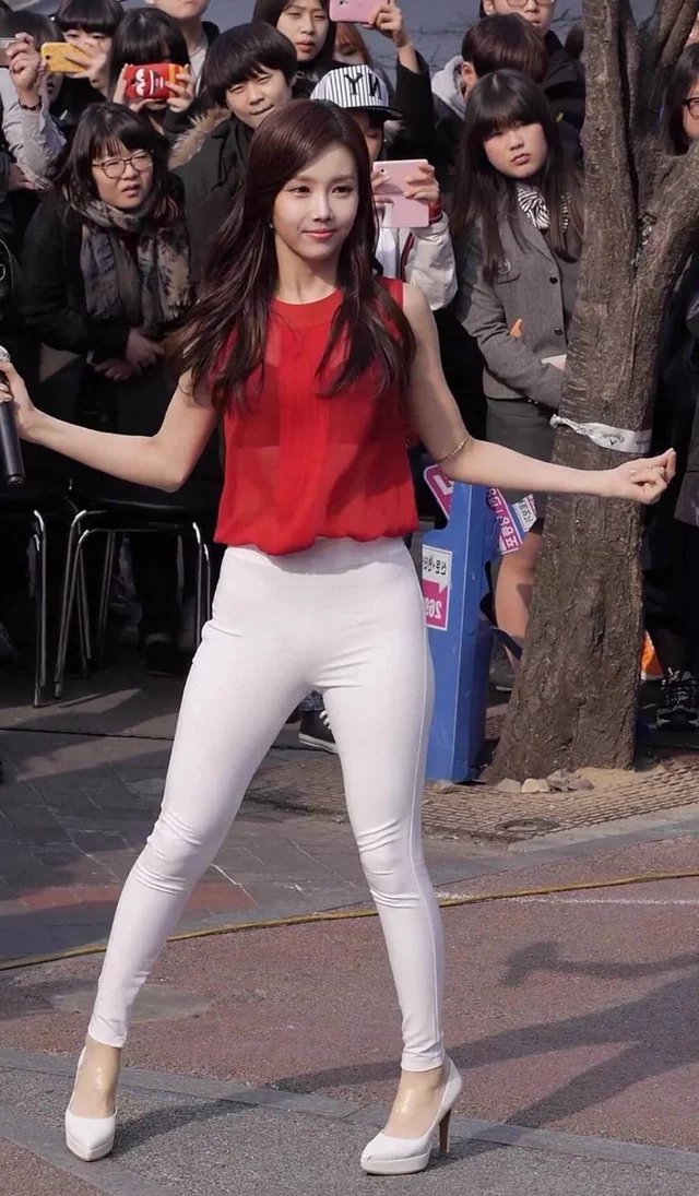 小姐姐白色清透的紧身裤跳舞，身材扭动的画面很有视觉冲击力