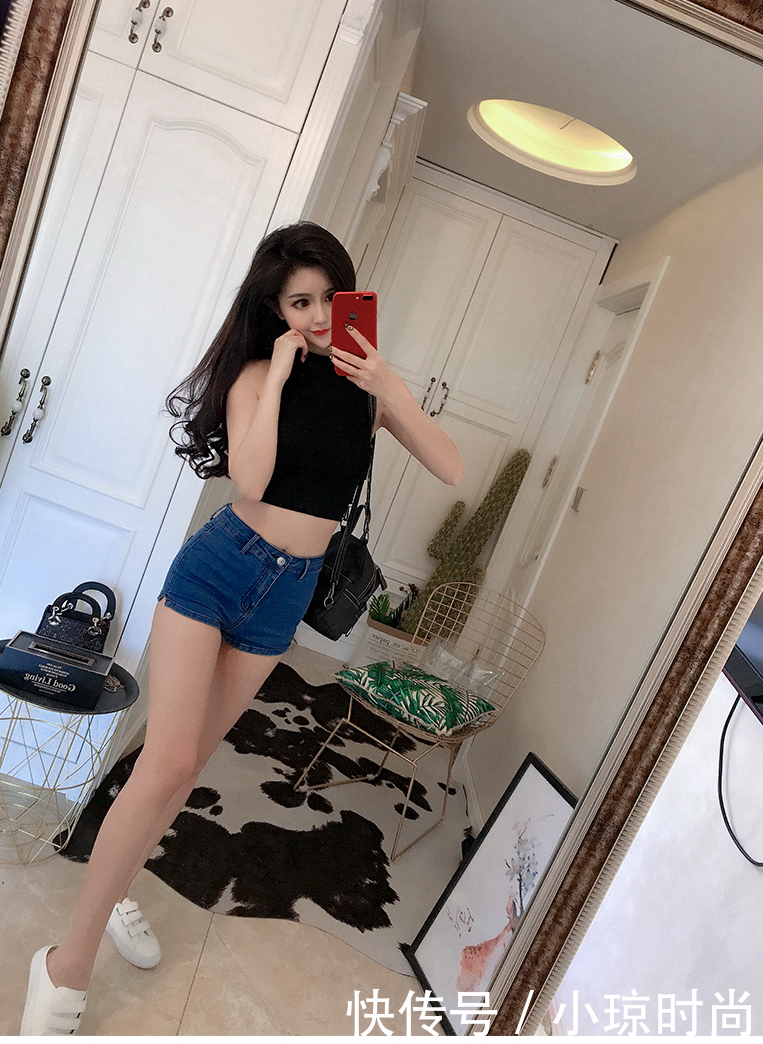 牛仔裤的修身设计，既百搭又显瘦，气场十足更有魅力