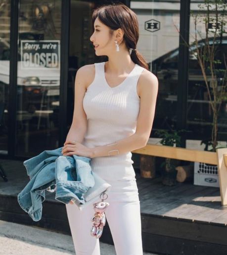 曲线迷人的牛仔裤美女，展露时尚的气质，特别的夺目！