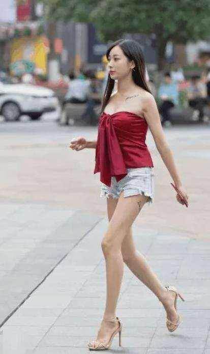 街拍：小姐姐上身一件清凉的吊带背心，看起来非常性感！