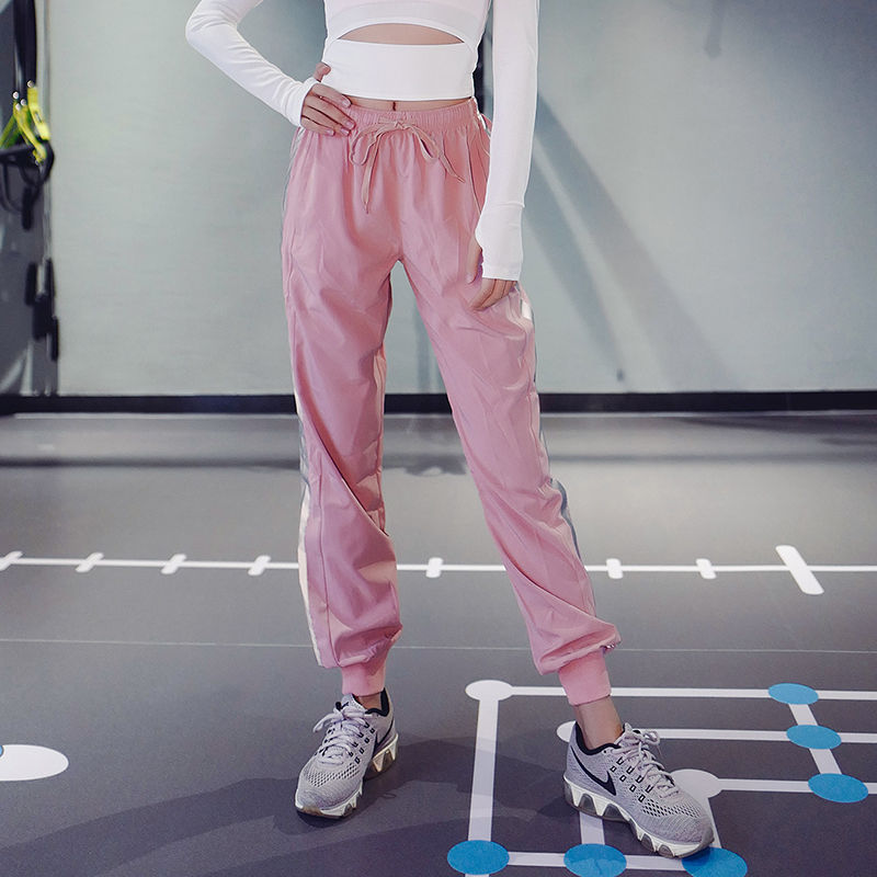 闷热的瑜伽服已过时，今秋最受欢迎的是这几款吸汗瑜伽服