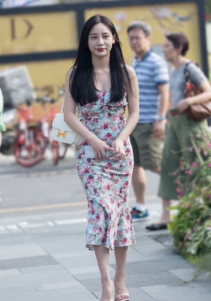  「裙装」街拍：穿不腻的裙装，总是能够给自己带来优雅出众的美！