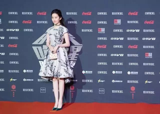 王力宏多管闲事,把刘亦菲都整尴尬了,人家能开心吗?