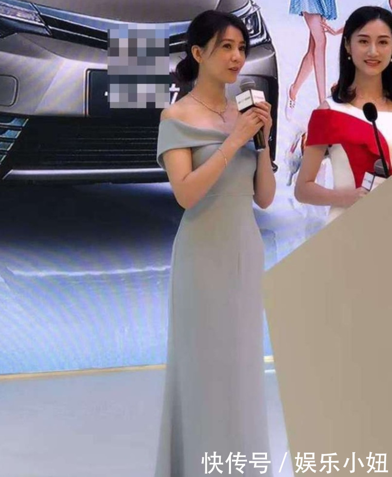 高圆圆穿露肩长裙亮相，头发随便扎都能这么美，气质真的很重要！