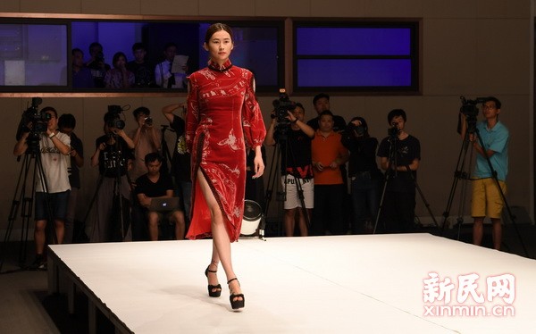 中国科技旗袍 登陆爱丁堡艺术节