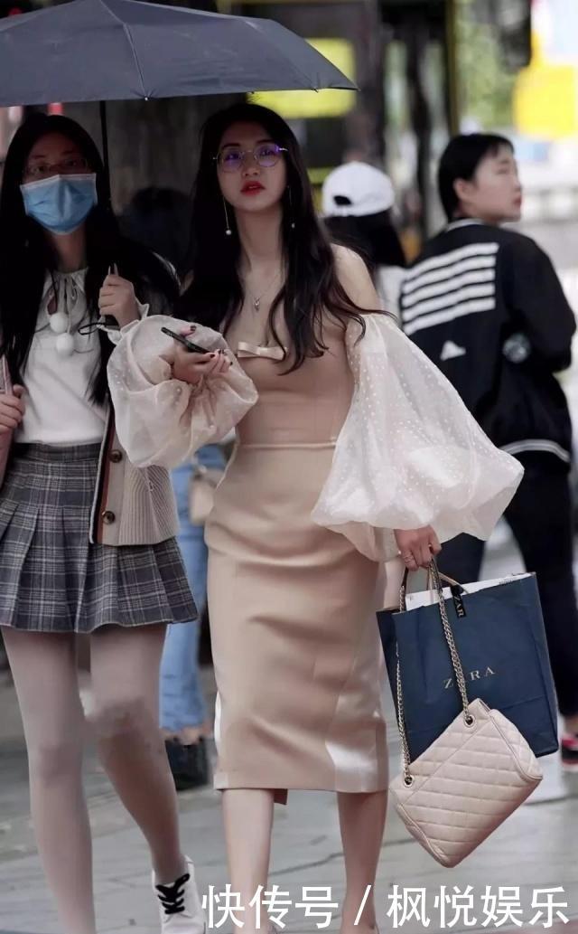  小姐姐■路人街拍，美女俏人可爱，穿清新的碎花裙，很显优雅气质