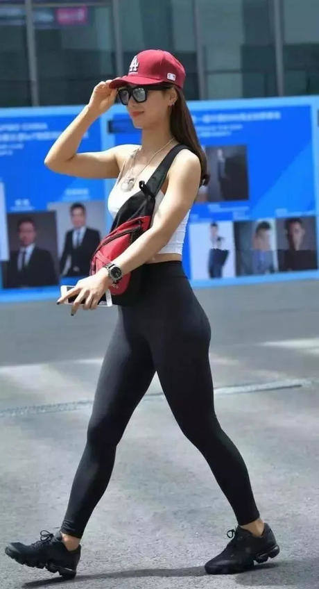 打底裤修饰出女性纤细身材，修身显瘦一步到位