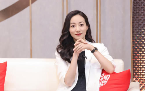  「后代」韩雪不愧是军人后代，穿镂空连衣裙配白色西装，坐姿优雅气质斐然
