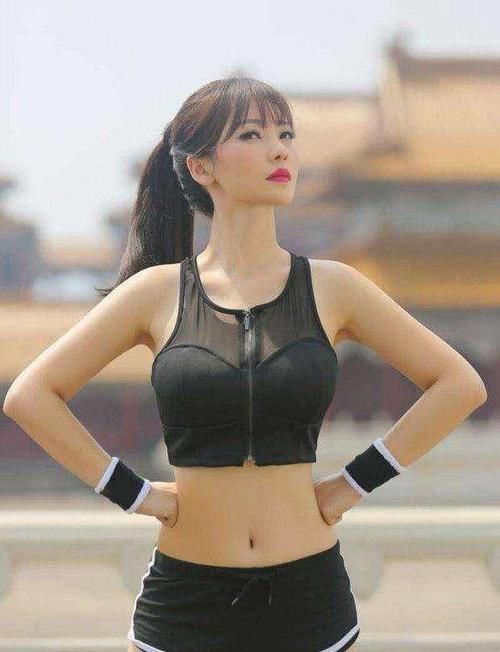 [ 清纯]从“性感女神”变邻家少女，气质清纯哪像40岁，换下低胸装的柳岩