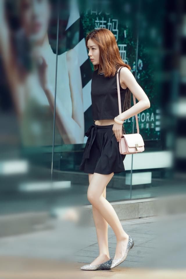 街拍 美女穿着如此短的短裙，学会用这些小技巧，就会显得更短了