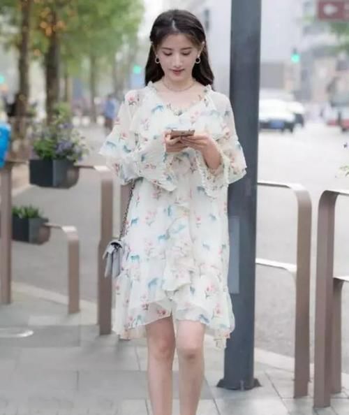  『迷人』美女时尚街拍：香草美人的美女，一件花色上衣配黑色短裙，青春靓丽迷人
