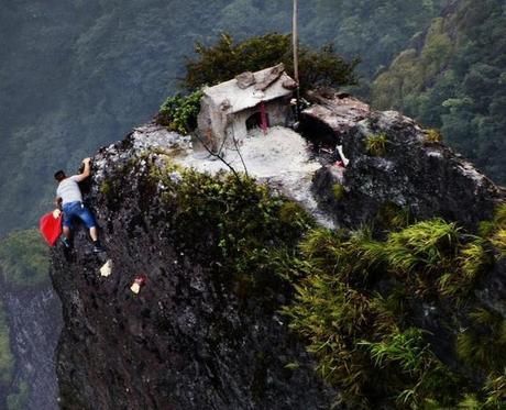 国内最“陡峭”的寺庙，伸出绝壁50余米，游客还要手脚并用