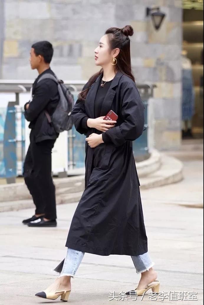 街拍:令人一见犹怜的心动相貌娇美夺目肤色白腻的性感美女