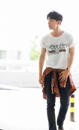 感觉被邓伦骗了，穿短裤的腿与穿长裤的腿，差别也太大了