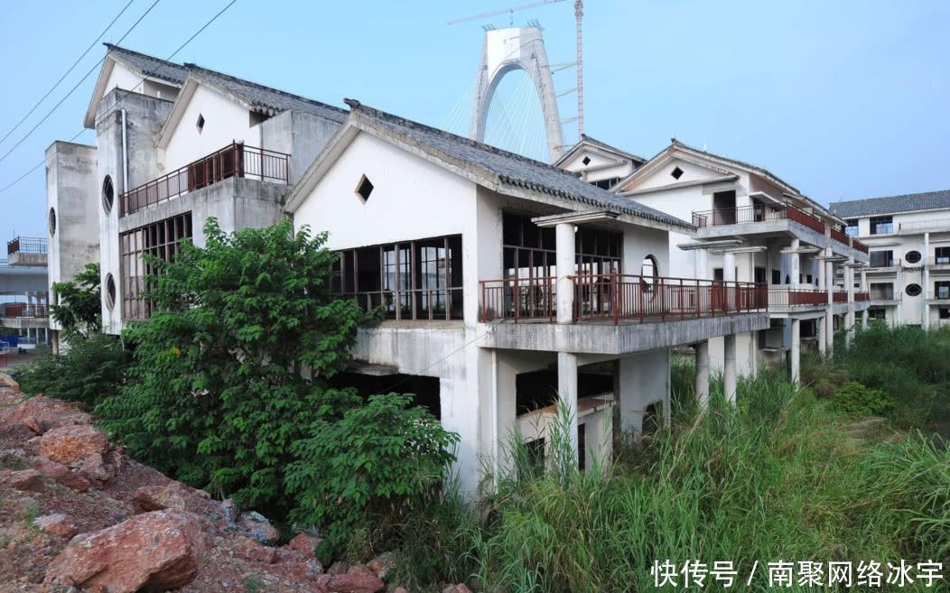 南宁20栋别墅搁置11年无人入住, 如今杂草丛生, 成当地鬼城, 可惜