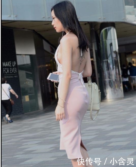  『吊带』街拍：美女身穿极简吊带露背上衣，配粉红紧身裙，优雅自信