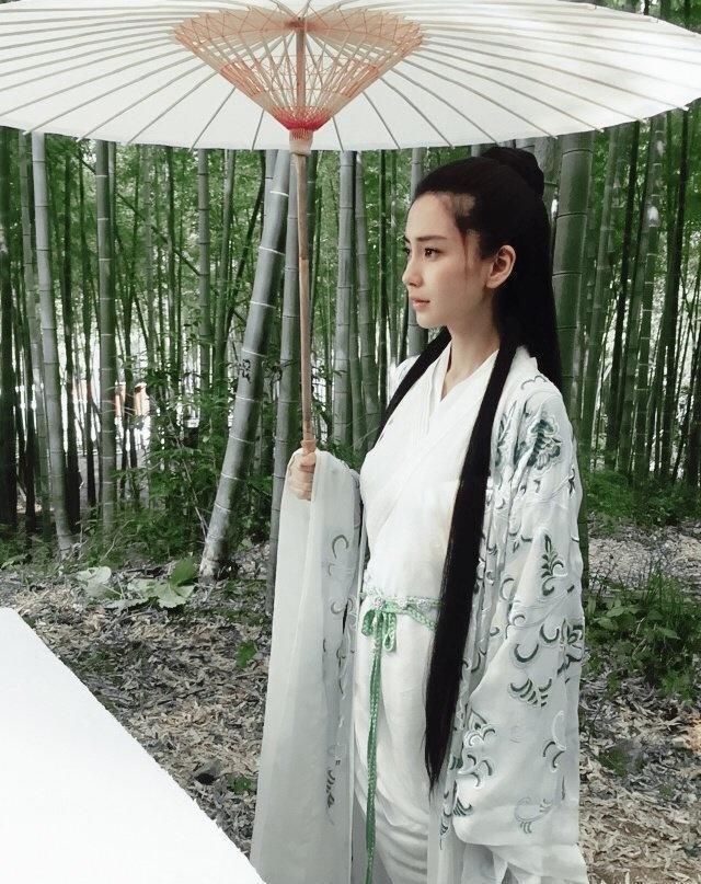 「高难度」古装剧的撑伞美人，杨紫甜美可爱，刘亦菲高难度，而她最为经典