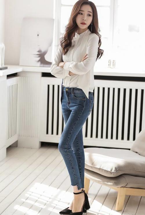 路人街拍，性感好身材紧身牛仔裙小姐姐