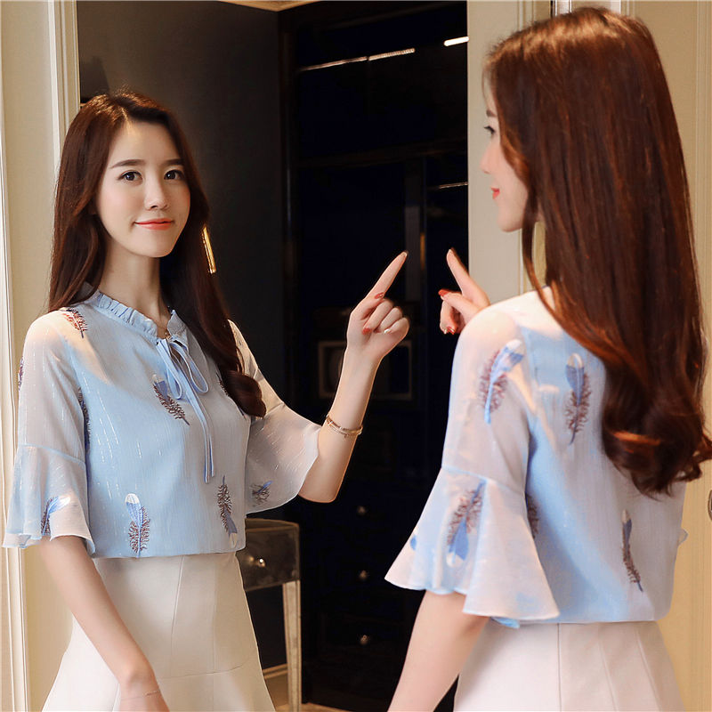 女人过了45岁别穿太土,建议初秋后这样穿,洋气显瘦又减龄