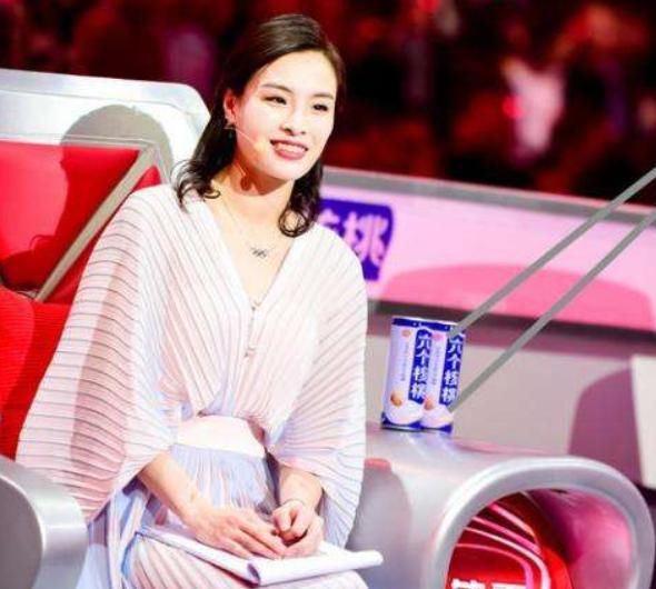  『以选择』吴敏霞和丈夫走机场,穿棉服麻杆腿好惹眼,难得浓妆红唇气质大变