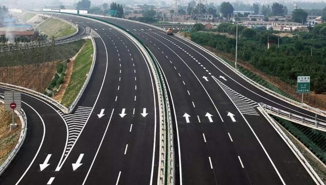  快车道：高速上的三条车道哪条最安全？交警给出了正确答案，你