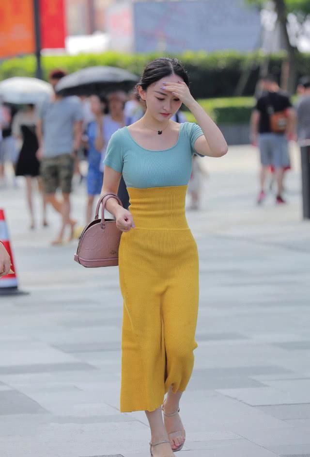 『撞色』时尚针织裙穿搭,鲜艳的撞色搭配,能让自己成为大街上最美的花朵